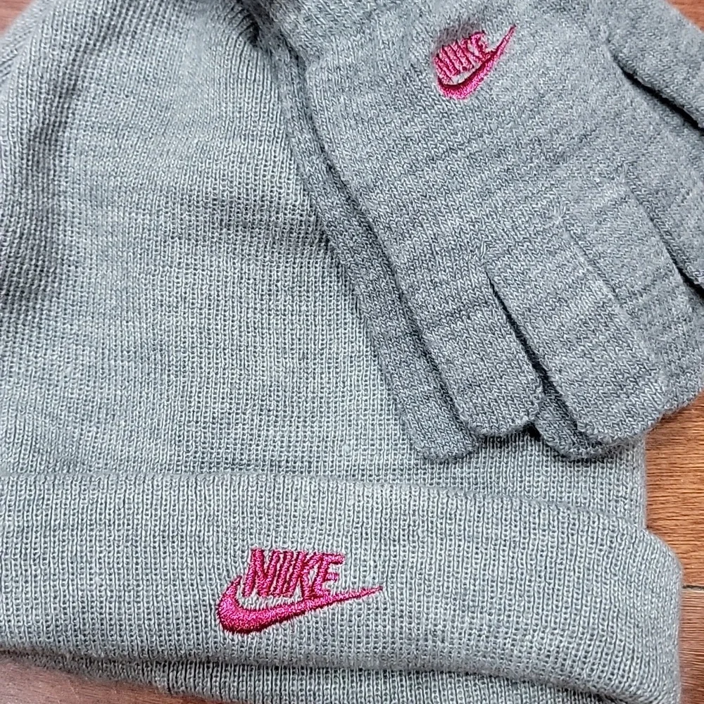 NWT Kids Nike Hat and glove set